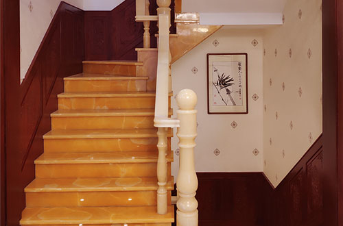 个旧中式别墅室内汉白玉石楼梯的定制安装装饰效果